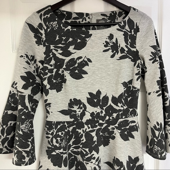 NWT Vince Camuto Long Bell Sleeve Grey & Black Floral Dress Size 6 - Picture 4 of 9